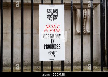 La foto del 3 luglio 2021 mostra un segno di cerimonia in corso. Gli studenti vestiti di abiti neri durante le tradizionali cerimonie di laurea dell'Università di Cambridge, dopo essere stati annullati l'anno scorso a causa della pandemia di Coronavirus. Gli studenti hanno sfilato nella storica Camera del Senato per raccogliere i loro diplomi dalla prestigiosa università. La famiglia e gli amici normalmente guarderebbero la cerimonia all'interno della Camera del Senato, ma questo Foto Stock