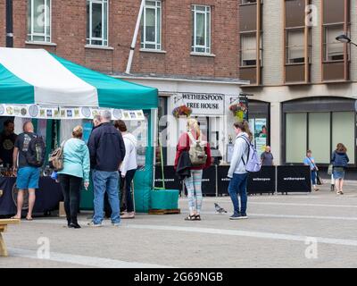 Truro, Regno Unito. 4 luglio 2021. Green Truro Festival che è un evento di tre giorni ha avuto luogo a Lemon Quay. L'evento offre ai produttori locali, ai concessionari, agli stabilimenti di giardinaggio, alle organizzazioni, ai gruppi di comunità e ai fornitori di servizi di formazione la possibilità di promuovere i loro prodotti, progetti e iniziative che ci motivano tutti a condurre uno stile di vita sano e sostenibile. Credit: Keith Larby/Alamy Live News Foto Stock