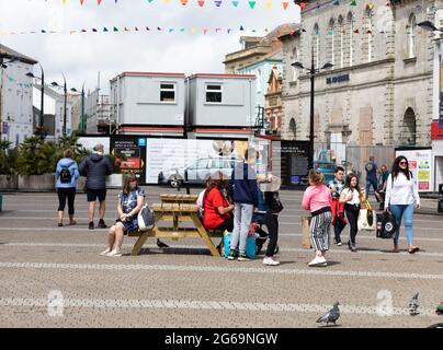 Truro, Regno Unito. 4 luglio 2021. Green Truro Festival che è un evento di tre giorni ha avuto luogo a Lemon Quay. L'evento offre ai produttori locali, ai concessionari, agli stabilimenti di giardinaggio, alle organizzazioni, ai gruppi di comunità e ai fornitori di servizi di formazione la possibilità di promuovere i loro prodotti, progetti e iniziative che ci motivano tutti a condurre uno stile di vita sano e sostenibile. Credit: Keith Larby/Alamy Live News Foto Stock