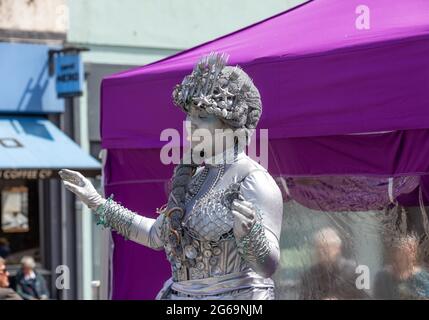 Truro, UK, 4 luglio 2021, UNA sirena al Green Truro Festival che è un evento di tre giorni che ha avuto luogo a Lemon Quay. L'evento offre ai produttori locali, ai rivenditori, alle aziende di giardinaggio, alle organizzazioni, ai gruppi di comunità e ai fornitori di servizi di formazione la possibilità di promuovere i loro prodotti, progetti e iniziative che ci motivano a condurre uno stile di vita sano e sostenibile.Credit: Keith Larby/Alamy Live News Foto Stock