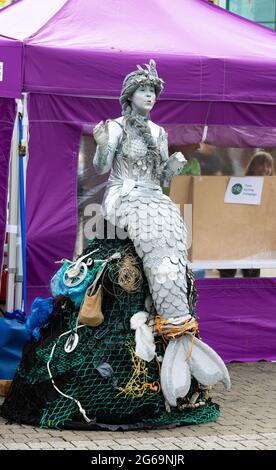 Truro, UK, 4 luglio 2021, UNA sirena al Green Truro Festival che è un evento di tre giorni che ha avuto luogo a Lemon Quay. L'evento offre ai produttori locali, ai rivenditori, alle aziende di giardinaggio, alle organizzazioni, ai gruppi di comunità e ai fornitori di servizi di formazione la possibilità di promuovere i loro prodotti, progetti e iniziative che ci motivano a condurre uno stile di vita sano e sostenibile.Credit: Keith Larby/Alamy Live News Foto Stock