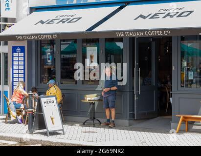 Truro, Regno Unito. 4 luglio 2021. Green Truro Festival che è un evento di tre giorni ha avuto luogo a Lemon Quay. L'evento offre ai produttori locali, ai concessionari, agli stabilimenti di giardinaggio, alle organizzazioni, ai gruppi di comunità e ai fornitori di servizi di formazione la possibilità di promuovere i loro prodotti, progetti e iniziative che ci motivano tutti a condurre uno stile di vita sano e sostenibile. Credit: Keith Larby/Alamy Live News Foto Stock