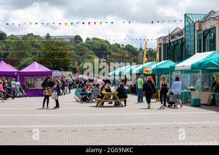 Truro, Regno Unito. 4 luglio 2021. Green Truro Festival che è un evento di tre giorni ha avuto luogo a Lemon Quay. L'evento offre ai produttori locali, ai concessionari, agli stabilimenti di giardinaggio, alle organizzazioni, ai gruppi di comunità e ai fornitori di servizi di formazione la possibilità di promuovere i loro prodotti, progetti e iniziative che ci motivano tutti a condurre uno stile di vita sano e sostenibile. Credit: Keith Larby/Alamy Live News Foto Stock