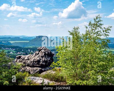 Vista dal Papststein al Lilienstein nelle montagne di arenaria dell'Elba Foto Stock