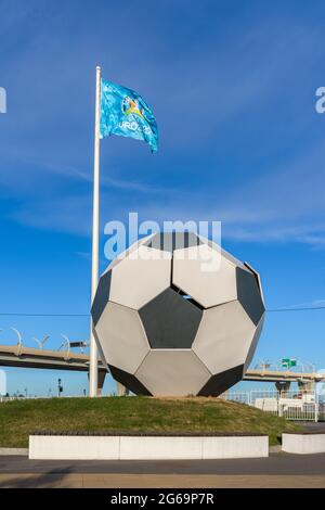 Installazione di una grande palla da calcio accanto al flagpole con la bandiera UEFA EURO 2020 nella città del torneo, San Pietroburgo, Russia Foto Stock