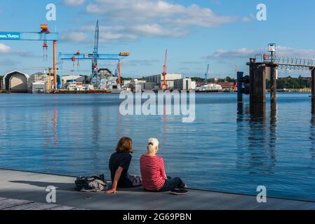 Zwei Frauen auf dem Anleger Eines Kieler Ruderclubs an der Kiellinie an einem sommerlichen Abend Foto Stock