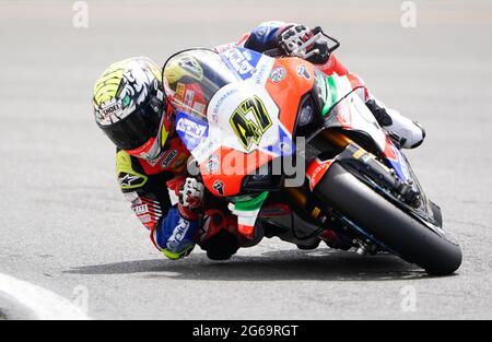 Axel Bassani del Motocorsa Racing in gara 2 durante il secondo giorno del Motul FIM Superbike Championship 2021 a Donington Park, Leicestershire. Sabato 4 luglio 2021. Foto Stock