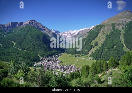 Cogne è un comune della Valle d'Aosta situato ai piedi del massiccio del Parco Nazionale del Gran Paradiso. Italia Foto Stock