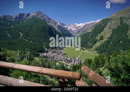 Cogne è un comune della Valle d'Aosta situato ai piedi del massiccio del Parco Nazionale del Gran Paradiso. Italia Foto Stock