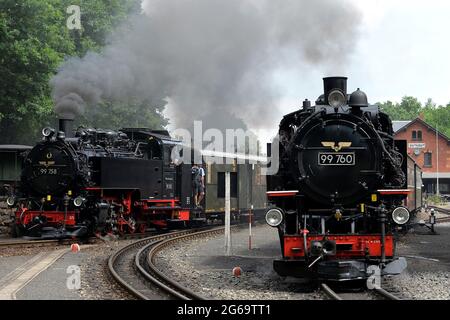 Bertsdorf, Germania. 4 luglio 2021. Il treno a vapore corre sulla ferrovia a scartamento ridotto Zittau durante la giornata di sole a Bertsdorf, in Germania. Dal 1890, la ferrovia a scartamento ridotto Zittau trasporta passeggeri nella più piccola catena montuosa della Germania. Credit: Slavek Ruta/ZUMA Wire/Alamy Live News Foto Stock