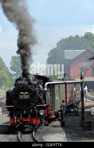 Bertsdorf, Germania. 4 luglio 2021. Il treno a vapore corre sulla ferrovia a scartamento ridotto Zittau durante la giornata di sole a Bertsdorf, in Germania. Dal 1890, la ferrovia a scartamento ridotto Zittau trasporta passeggeri nella più piccola catena montuosa della Germania. Credit: Slavek Ruta/ZUMA Wire/Alamy Live News Foto Stock