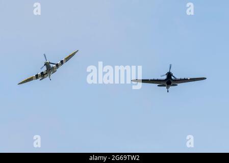 Aeroporto Southend di Londra, Essex, Regno Unito. 4 luglio 2021. La Royal Air Force Battle of Britain Memorial Flight Spitfire e i combattenti dell'uragano hanno effettuato un passaggio aereo sul memoriale in cima alla scogliera a Capel le Ferne, vicino a dover, Kent. Durante il volo di ritorno alla loro base di partenza nel Lincolnshire, si sono fermati a Southend per il carburante, effettuando una ‘corsa e pausa’ prima dell’atterraggio. Per il 2021 l'uragano è stato riverniciato in uno schema di combattenti notturni completamente neri come indossato dallo squadrone RAF 247 quando difende la costa meridionale dall'invadere i bombardieri notturni Foto Stock