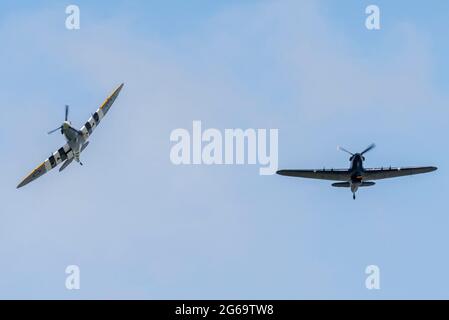 Aeroporto Southend di Londra, Essex, Regno Unito. 4 luglio 2021. La Royal Air Force Battle of Britain Memorial Flight Spitfire e i combattenti dell'uragano hanno effettuato un passaggio aereo sul memoriale in cima alla scogliera a Capel le Ferne, vicino a dover, Kent. Durante il volo di ritorno alla loro base di partenza nel Lincolnshire, si sono fermati a Southend per il carburante, effettuando una ‘corsa e pausa’ prima dell’atterraggio. Per il 2021 l'uragano è stato riverniciato in uno schema di combattenti notturni completamente neri come indossato dallo squadrone RAF 247 quando difende la costa meridionale dall'invadere i bombardieri notturni Foto Stock