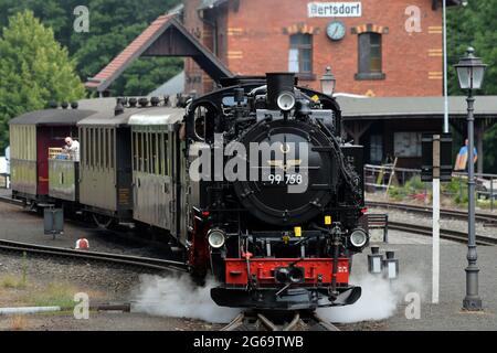 Bertsdorf, Germania. 4 luglio 2021. Il treno a vapore corre sulla ferrovia a scartamento ridotto Zittau durante la giornata di sole a Bertsdorf, in Germania. Dal 1890, la ferrovia a scartamento ridotto Zittau trasporta passeggeri nella più piccola catena montuosa della Germania. Credit: Slavek Ruta/ZUMA Wire/Alamy Live News Foto Stock