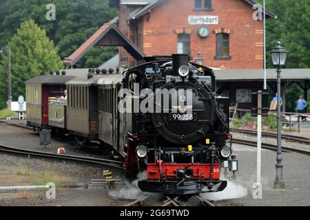 Bertsdorf, Germania. 4 luglio 2021. Il treno a vapore corre sulla ferrovia a scartamento ridotto Zittau durante la giornata di sole a Bertsdorf, in Germania. Dal 1890, la ferrovia a scartamento ridotto Zittau trasporta passeggeri nella più piccola catena montuosa della Germania. Credit: Slavek Ruta/ZUMA Wire/Alamy Live News Foto Stock