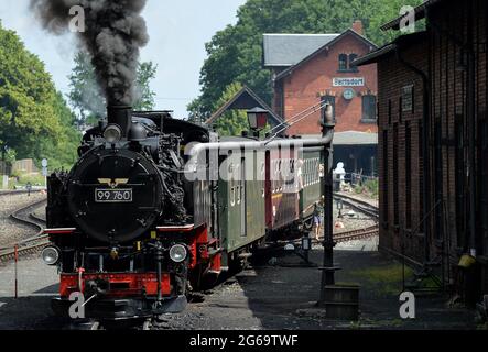 Bertsdorf, Germania. 4 luglio 2021. Il treno a vapore corre sulla ferrovia a scartamento ridotto Zittau durante la giornata di sole a Bertsdorf, in Germania. Dal 1890, la ferrovia a scartamento ridotto Zittau trasporta passeggeri nella più piccola catena montuosa della Germania. Credit: Slavek Ruta/ZUMA Wire/Alamy Live News Foto Stock