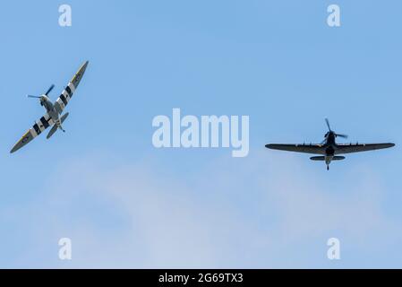 Aeroporto Southend di Londra, Essex, Regno Unito. 4 luglio 2021. La Royal Air Force Battle of Britain Memorial Flight Spitfire e i combattenti dell'uragano hanno effettuato un passaggio aereo sul memoriale in cima alla scogliera a Capel le Ferne, vicino a dover, Kent. Durante il volo di ritorno alla loro base di partenza nel Lincolnshire, si sono fermati a Southend per il carburante, effettuando una ‘corsa e pausa’ prima dell’atterraggio. Per il 2021 l'uragano è stato riverniciato in uno schema di combattenti notturni completamente neri come indossato dallo squadrone RAF 247 quando difende la costa meridionale dall'invadere i bombardieri notturni Foto Stock