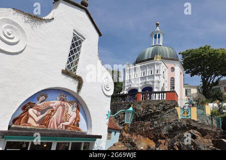 Il villaggio italiano di Portmeirion, Penryndeudreath, vicino Porthmadog, Gwynedd, Galles del Nord, Regno Unito. Foto Stock