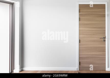 Porte in legno e pareti bianche nella casa Foto Stock