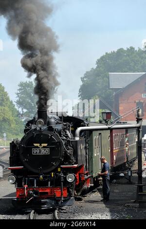 4 luglio 2021, Bertsdorf, Germania: L'autista del treno ha riempito l'acqua in una locomotiva della ferrovia a scartamento ridotto Zittau a Bertsdorf, in Germania. Dal 1890, la ferrovia a scartamento ridotto Zittau trasporta passeggeri nella più piccola catena montuosa della Germania. (Immagine di credito: Filo © Slavek Ruta/ZUMA) Foto Stock