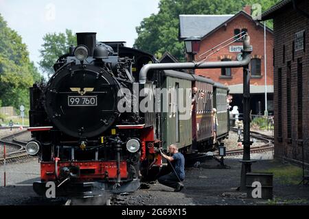 4 luglio 2021, Bertsdorf, Germania: L'autista del treno ha riempito l'acqua in una locomotiva della ferrovia a scartamento ridotto Zittau a Bertsdorf, in Germania. Dal 1890, la ferrovia a scartamento ridotto Zittau trasporta passeggeri nella più piccola catena montuosa della Germania. (Immagine di credito: Filo © Slavek Ruta/ZUMA) Foto Stock