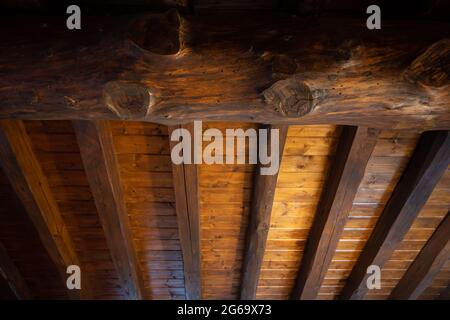 Particolare struttura di un tetto di montagna costruito con travi e perline in legno di Larch. Foto Stock