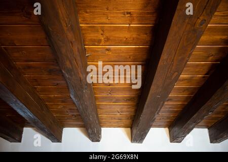 Particolare struttura di un tetto di montagna costruito con travi e perline in legno di Larch. Foto Stock