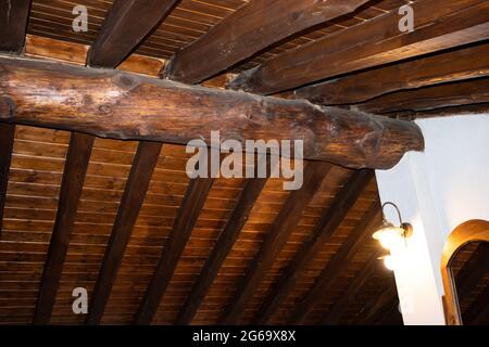 Particolare struttura di un tetto di montagna costruito con travi e perline in legno di Larch. Foto Stock