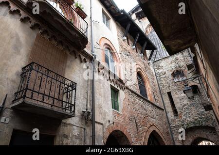 Lanzo-italia-Giugno 2021 il centro storico del caratteristico borgo di Lanzo situato ai piedi delle Alpi in Piemonte. Foto Stock