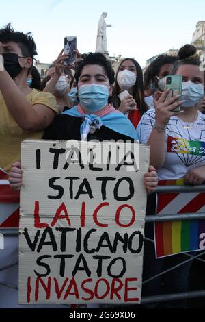 Napoli, Italia. 03 luglio 2021. NAPOLI PRIDE 2021, in Piazza Dante.in foto a GV (Foto di Salvatore Esposito/Pacific Press) Credit: Pacific Press Media Production Corp./Alamy Live News Foto Stock