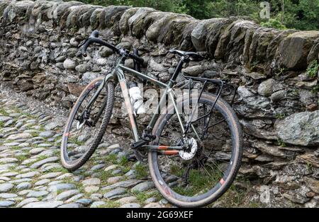 Lanzo-Giugno 2021 moderne mountain bike usate su piste sterrate in montagna. Foto Stock