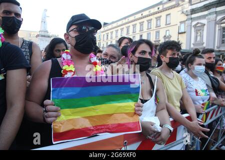 Napoli, Italia. 03 luglio 2021. NAPOLI PRIDE 2021, in Piazza Dante.in foto a GV (Foto di Salvatore Esposito/Pacific Press) Credit: Pacific Press Media Production Corp./Alamy Live News Foto Stock