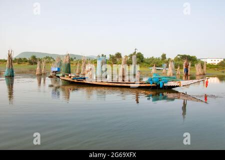 pescatore seduto sulla sua barca da pesca a rambha odisha india Foto Stock