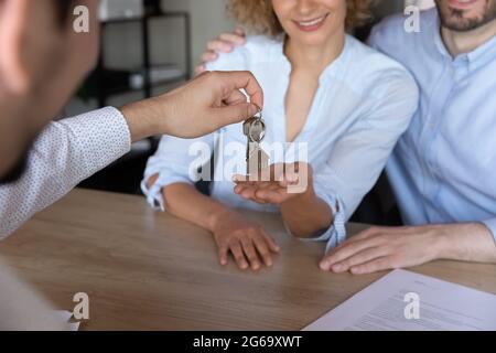 Primo piano coppia che riceve le chiavi dal manager durante la riunione Foto Stock