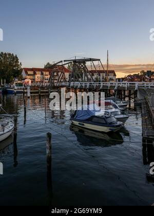 Greifswald, Meclemburgo-Pomerania occidentale, Germania - 04 ottobre 2020: Vista sul ponte di Wieck con alcune barche sul fiume Ryck Foto Stock