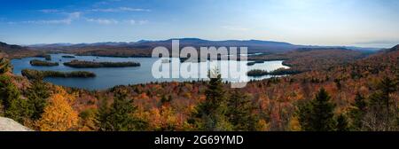 Vista panoramica sul lago di montagna blu nell'Adirondack Foto Stock