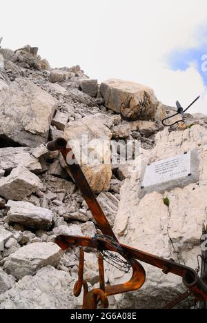 PRIMA GUERRA MONDIALE. Il Monte Pasubio fu teatro di feroci combattimenti da parte dei soldati italiani e dei soldati austro-ungarici. La linea anteriore. La targa commemorativa dei soldati italiani ancora sepolta sotto la frana causata dalla miniera austriaca Foto Stock