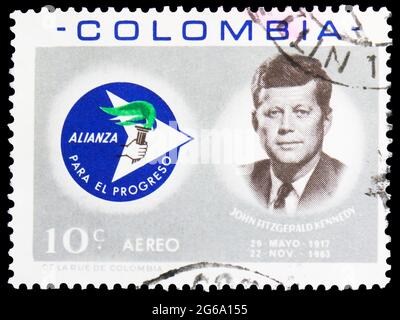 MOSCA, RUSSIA - 18 APRILE 2020: Francobollo stampato in spettacoli il presidente John F. Kennedy e Alliance for Progress Emblem, serie, circa 1963 Foto Stock
