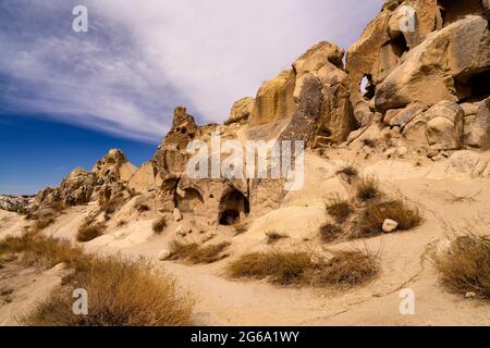 Uchisar, 04,Ottobre,2018:formazioni rocciose vulcaniche a forma di case caverna sulle colline della valle di Uchisar, Cappadocia ,Turchia Foto Stock