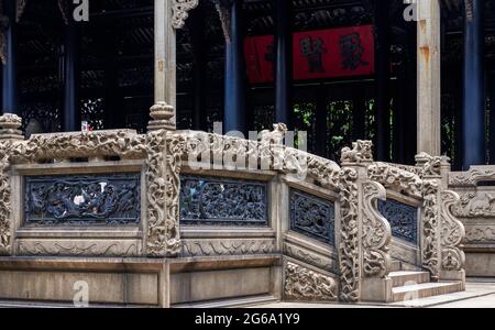 Un primo piano delle scale di pietra e recinzione della Chen Clan Academy a Guangzhou Foto Stock