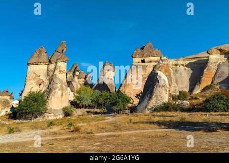 Uchisar, 04,Ottobre,2018: Spettacolari formazioni rocciose vulcaniche come camini di fata contro il cielo blu a Uchisar, Cappadocia, Turchia Foto Stock
