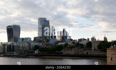 Londra, Grande Londra, Inghilterra - Giugno 26 2021: Architettura moderna e storica in una serata estiva. Foto Stock