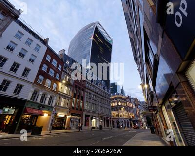 Londra, Greater London, Inghilterra - Giugno 26 2021: Walkie Talkie Skyscraper che ospita lo Sky Garden torri sopra le proprietà, come visto da Eastcheap. Foto Stock