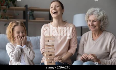 Famiglia di tre diverse età femmine gioco divertendosi Foto Stock