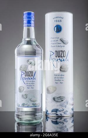 Bottiglia di Rousali ouzo isolato su fondo gradiente. Ouzo è un aperitivo secco al gusto di anice. Foto Stock