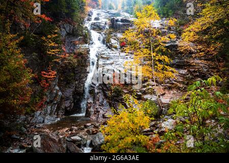 Cascata d'argento nelle montagne bianche Foto Stock