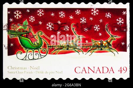 MOSCA, RUSSIA - 18 APRILE 2020: Francobollo stampato in Canada mostra Babbo Natale in una slitta, serie di Natale, circa 2004 Foto Stock