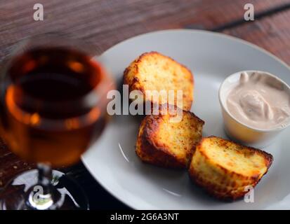 Macro delizioso formaggio Adyghe e vino nel caffè Foto Stock