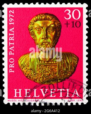 MOSCA, RUSSIA - 18 APRILE 2020: Francobollo stampato in Svizzera mostra Golden Bust (età romana), Pro Patria serie, circa 1972 Foto Stock
