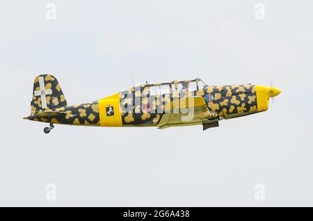 1950 volo aereo Fiat G.46. Allenatore militare sviluppato in Italia poco dopo la seconda guerra mondiale Seriale 44-MM-52-801. Regolatore G-BBII. Decollo ad un airshow Foto Stock